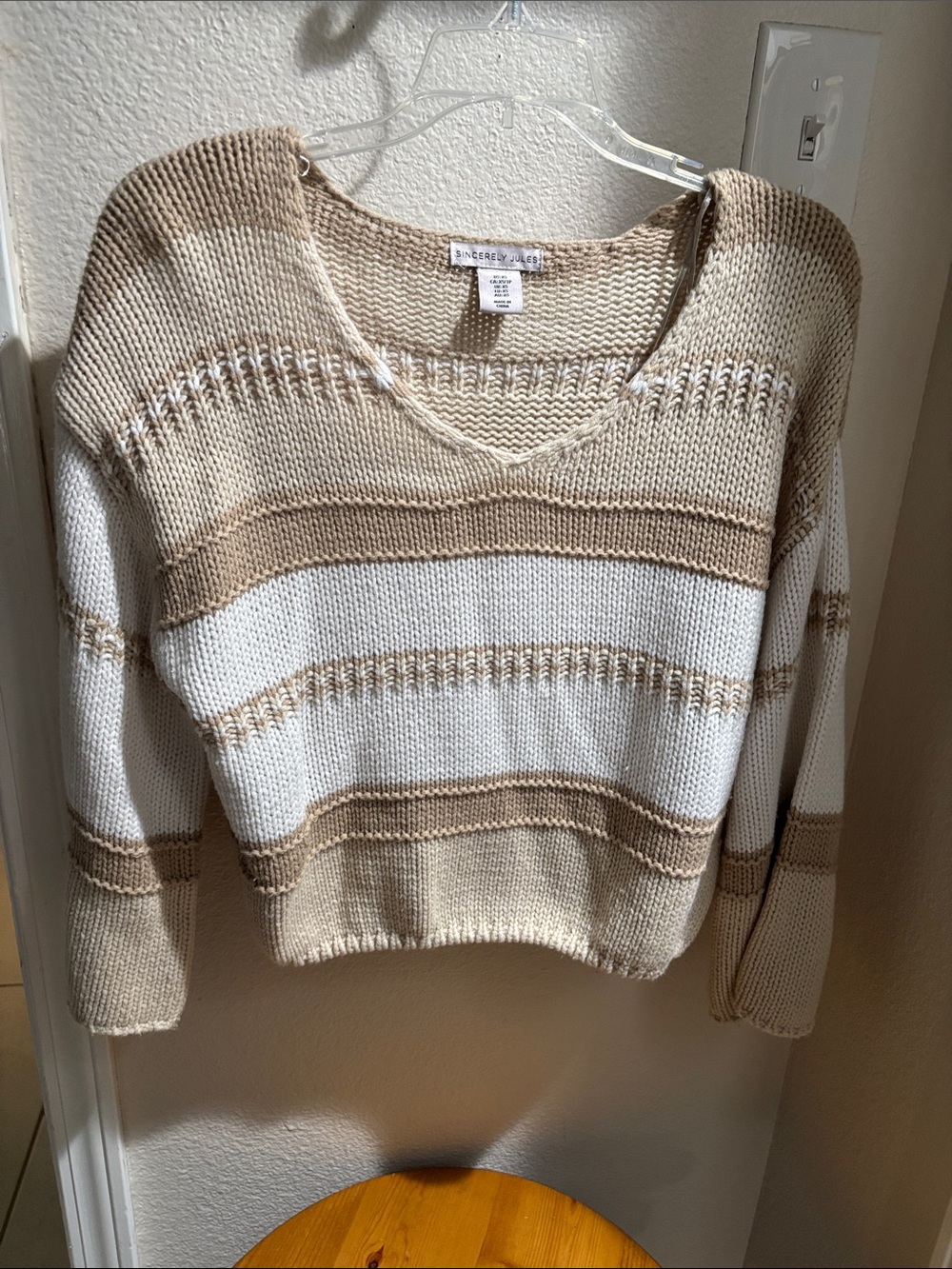 Sincerely Jules Cream and Tan Striped V‑Neck Sweater XS